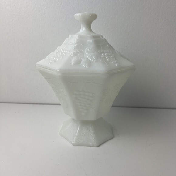 Vintage Anchor Hocking Harvest Grapes Milk Glass Candy Dish - Picture 1 of 7
